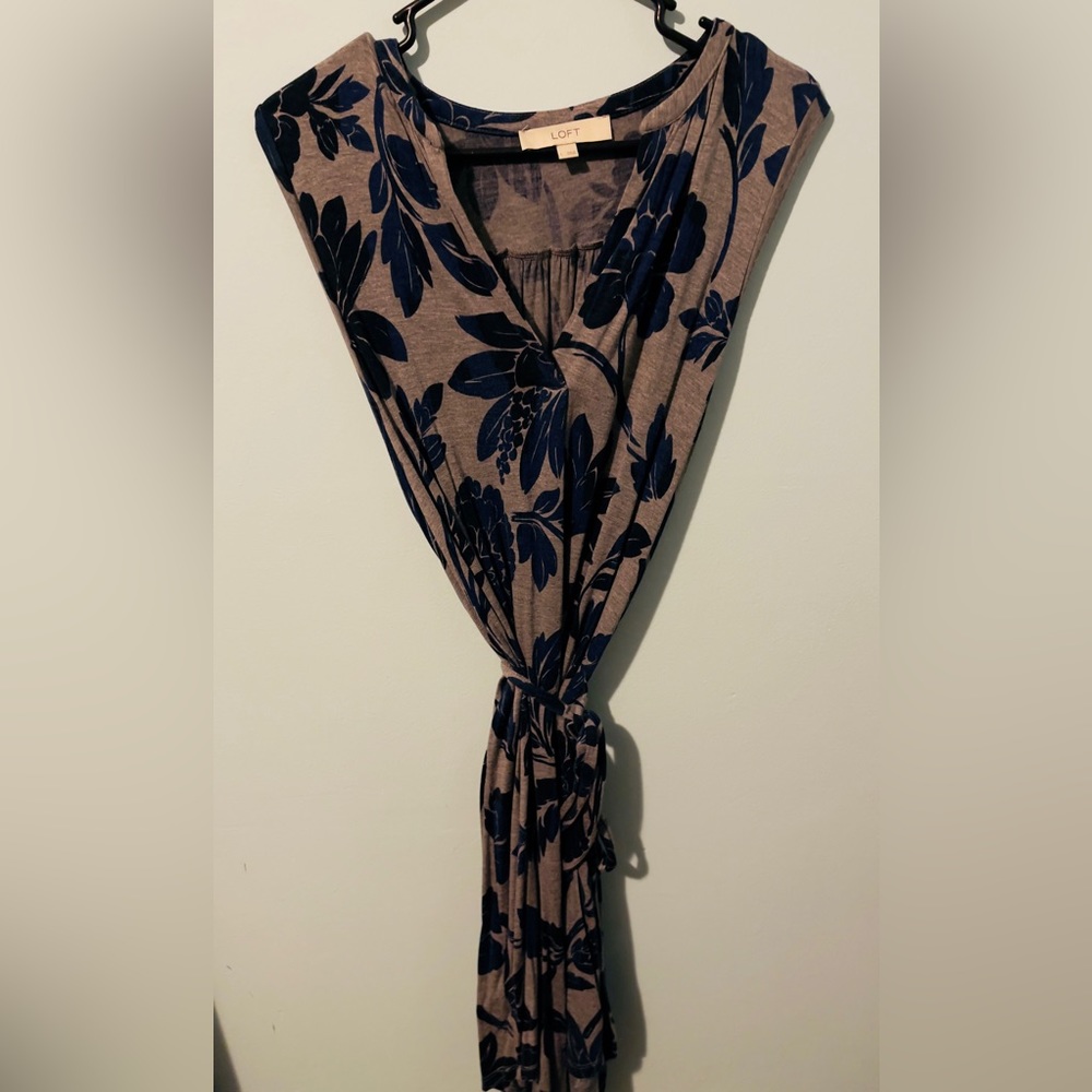 Loft flower sleeveless dress! Tie back hit right below knee.